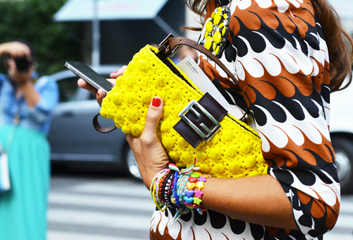 bright-colors-fashion-trend-street-style-neon-yellow-clutch-pattern-dress-002
